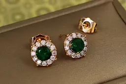 Сережки гвоздики Xuping Jewelry зелений камінь в обідку із фіанітів 9 мм золотисті
