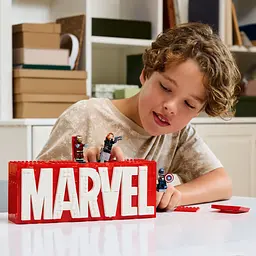 Конструктор LEGO Super Heroes Логотип і мініфігурки Marvel 931 деталь (76313) - мініатюра 12