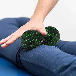 Масажний м'яч подвійний PowerPlay PP-4352 Epp foam peanut ball (d8*16 см) Чорно/Зелений (PP_4352_Green_8*16) - мініатюра 2