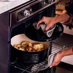 Каструля чавунна з кришкою KitchenAid 26 см 5,2 л чорна (CC006061-001) - мініатюра 6