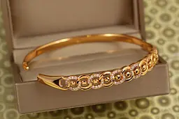 Браслет бенгл Xuping Jewelry Танець кіл 60 мм на руку від 17 до 19 см золотистий - мініатюра 2