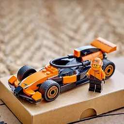 Конструктор LEGO City Пілот F1 з автомобілем для перегонів команди McLaren 86 деталей (60442) - мініатюра 3