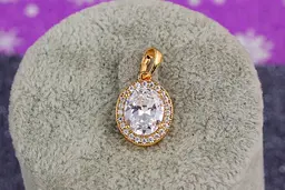 Кулон Xuping Jewelry овальний камінь в обідку з дрібних фіанітів 1,5 см золотистий