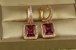 Сережки підвіски Xuping Jewelry авангард з червоним каменем 3 см золотисті