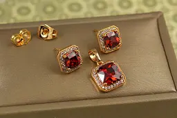 Набір Xuping Jewelry ромб в обідку із фіанітів з чевоним каменем золотистий