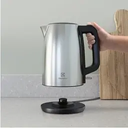 Електрочайник Electrolux E3K1-3ST, Grey, 1850W, 1.7 л, дисковий, нержавіюча сталь, захист від перегріву, індикатор рівня води - мініатюра 3