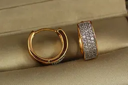 Сережки кільця Xuping Jewelry три доріжки з родієм 1.5 см золотисті - мініатюра 2