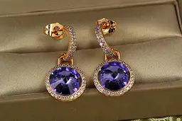 Серьги подвески Xuping Jewelry Сваровски Романс с фиолетовыми камнями 2,8 см золотистые - миниатюра 2