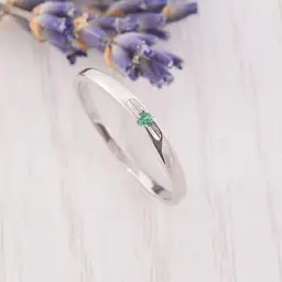 Каблучка з білого золота з ізумрудом K-0165