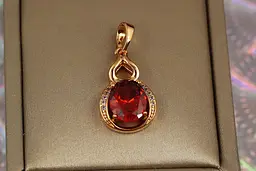 Кулон Xuping Jewelry крапля вина з червоним каменем 2 см золотистий