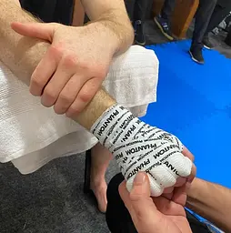 Кінезіологічний тейп Phantom Sport Tape White (2,5 см x13,7 м) (PHACC2075-W) - мініатюра 5