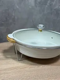 Керамічна кругла форма для запікання зі скляною кришкою та металевою підставкою сервірувальний для гарячих страв 2.8 л (3368) - мініатюра 3