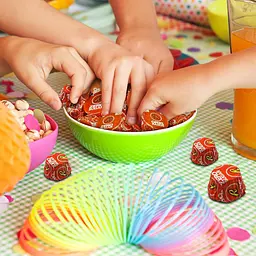 Шоколадні цукерки Reese's Zero Sugar Miniatures Chocolate Peanut Butter Cups 439г - мініатюра 9