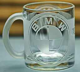 Скляна чашка BMW 320 мл з гравіюванням Подарунок автолюбителю кружка для чаю та кави з логотипом авто БМВ та  легендарний слоган