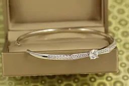 Браслет бенгл Xuping Jewelry Сяючий акцент від 17 см до 19 см сріблястий - мініатюра 2
