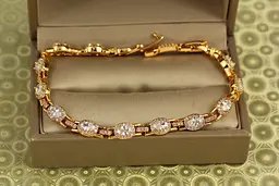 Браслет Xuping Jewelry Мозаїка з білими каменями 17 см 6 мм золотистий