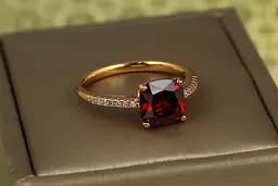 Кільце Xuping Jewelry червоний квадратний фіаніт із доріжками з боків р 16 золотисте - мініатюра 2