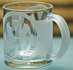 Скляна чашка Volkswagen Фольксваген 320мл з гравіюванням Подарунок автолюбителю кружка для чаю кави з лого авто легендарний слоган - мініатюра 7