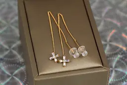 Сережки протяжки Xuping Jewelry хрестик із фіанітів 7 см золотисті