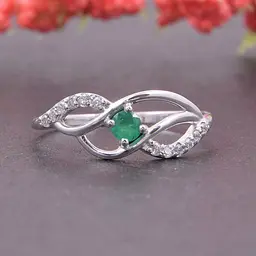Каблучка з білого золота з ізумрудом 17.5 K-0146