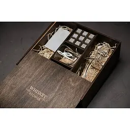 Подарунковий набір віскі Whiskey Stones з камінням для віскі в дерев'яному пеналі №3 + декантер і 2 склянки + щипці + мішечок - мініатюра 3