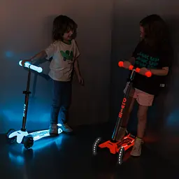 Самокат дитячий Micro Maxi Deluxe Glow LED Plus 3-колісний червона аура (MMD379) - мініатюра 9