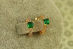 Сережки дитячі Xuping Jewelry Чарівні грані із зеленим каменем 1,2 см золотисті