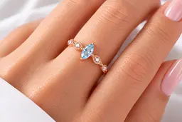 Золота каблучка Jewellery Continent з блакитним топазом "Маркіз" 14.5 (К-0924) - мініатюра 4