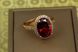Кільце Xuping Jewelry малинки з червоним каменем р 19 золотисте