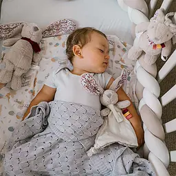 Іграшка-обіймашка BabyOno Кролик Міллі з тримачем для пустушки 21х26 см (2179421571) - мініатюра 4