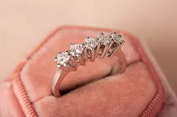 Каблучка з білого золота з муассанітами 18 K-0290 - мініатюра 2