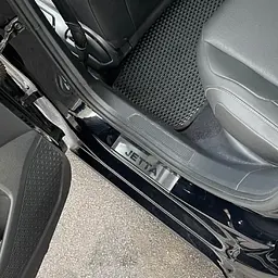 Накладки на пороги для Volkswagen Jetta VII (A7) 2018- Нержавіюча сталь із загином та Логотипом 4 шт (Premium P-VW55) - мініатюра 3