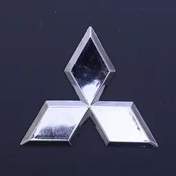 Емблема для Mitsubishi 80 x 70 мм пластикова.
