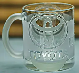 Скляна чашка Toyota Тойота 320 мл з гравіюванням Подарунок автолюбителю кружка для чаю та кави з лого  авто та  легендарний слоган