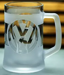 Пивний кухоль Volkswagen Фольксваген 660 мл з гравіюванням Подарунок автолюбителю  Келих з логотипом авто та легендарний слоган - мініатюра 9