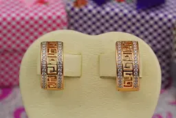 Сережки Xuping Jewelry з грецьким візерунком по краях доріжки з камінців 1.8 см золотисті