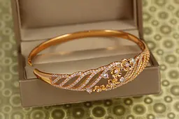Браслет бенгл Xuping Jewelry Квіткове мерехтіння 60 мм на руку від 17 до 19 см золотистий - мініатюра 2