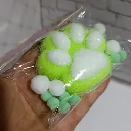 Іграшка-антистрес A-Toys Лапка котика велика 7 см зелена з ворсом і пушком - мініатюра 2
