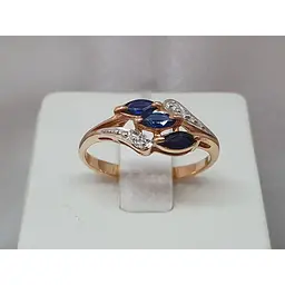 Золоте кільце з діамантами і сапфіром. RS70016K 18,5 - мініатюра 2