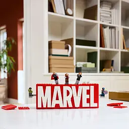 Конструктор LEGO Super Heroes Логотип і мініфігурки Marvel 931 деталь (76313) - мініатюра 4