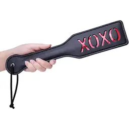 Ляскавка для BDSM з тисненням XOXO чорна з петлею на зап'ясті
