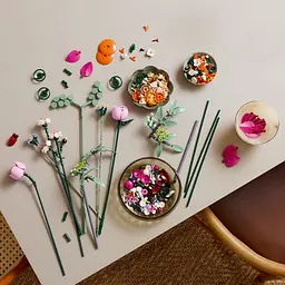 Конструктор LEGO Botanicals Милий рожевий букет квітів 749 деталей (10342) - мініатюра 6