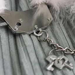 Наручники металеві Adrien Lastic Handcuffs Black з чорним пухнастим оздобленням - мініатюра 2