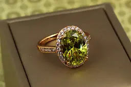Кільце Xuping Jewelry малинки із салатовим каменем р 16 золотисте