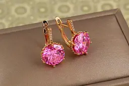Сережки Xuping Jewelry з великим рожевим каменем шестигранна оправа 2 см золотисті