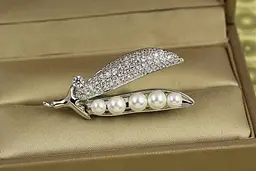 Брошка Xuping Jewelry Стручок з перлинами 4 см срібляста