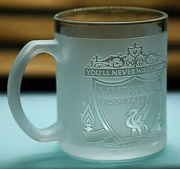 Скляна чашка 320 мл Liverpool з гравіюванням подарунок для фаната ФК Ліверпуль футбольна кружка - мініатюра 2