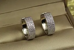 Сережки Xuping Jewelry широкі кільця з камінням 1.7 см сріблясті - мініатюра 2
