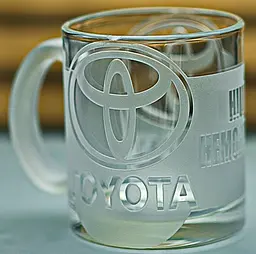 Скляна чашка Toyota Тойота 320 мл з гравіюванням Подарунок автолюбителю кружка для чаю та кави з лого авто та легендарний слоган - мініатюра 3