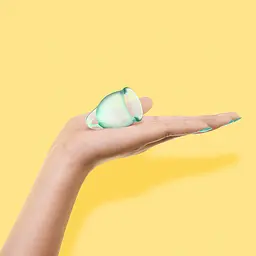 Satisfyer Feel Confident-набір менструальних чаш, 15 мл і 20 мл (світло-зелений) - мініатюра 7